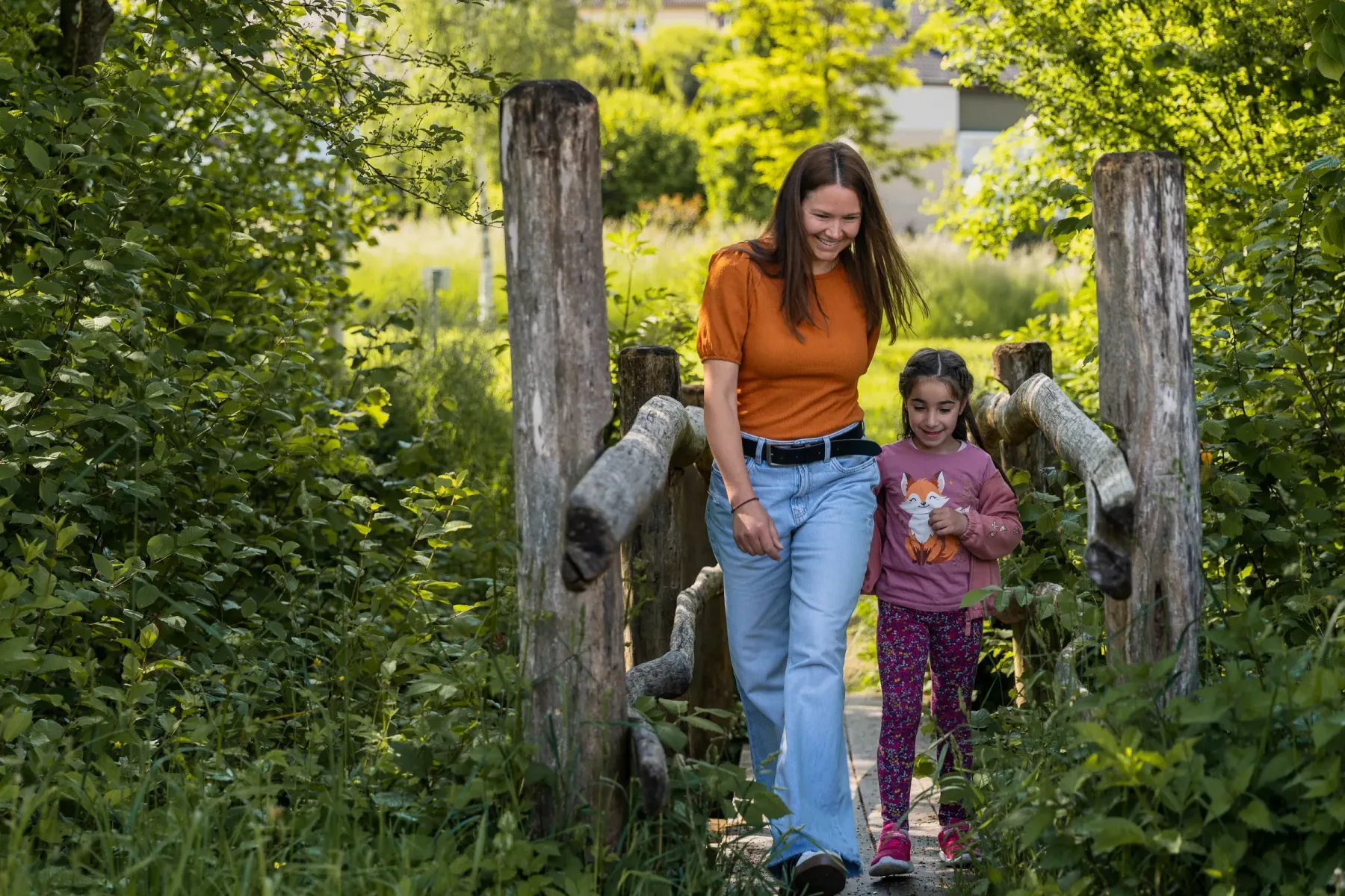 Spaziergang mit einem Kind im Grünen rund um Obersulm